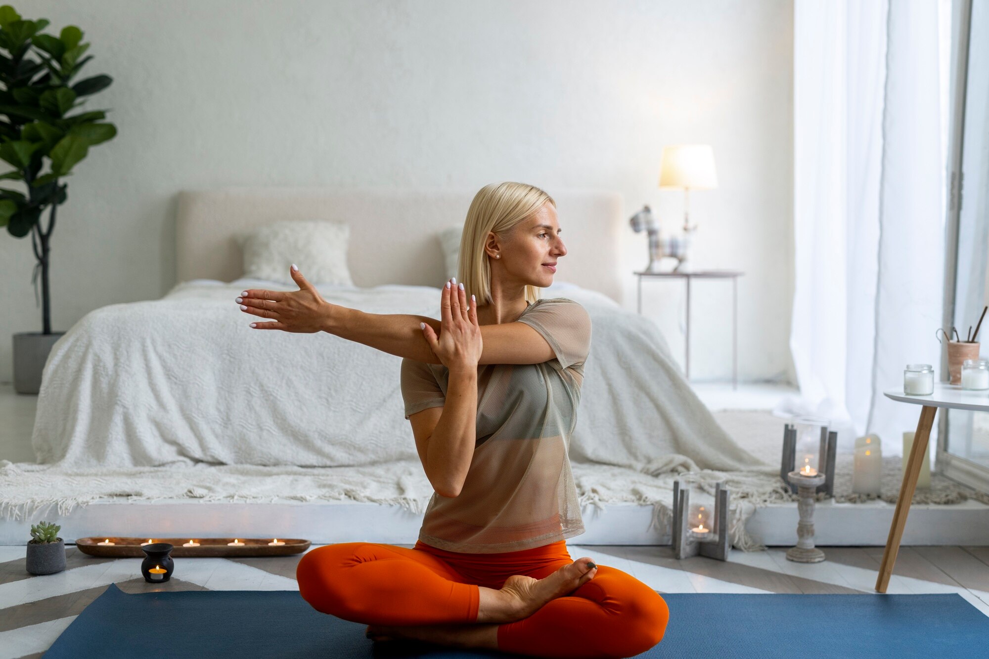 Persona haciendo yoga y estiramiento, promoviendo la salud de las articulaciones
